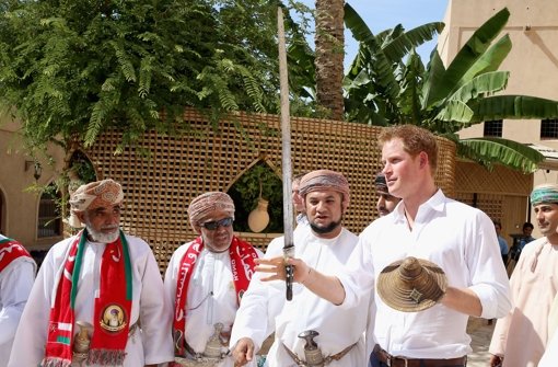 Prinz Harry greift im Oman zum Schwert. Foto: Getty Images Europe