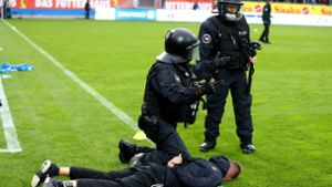 Polizei und Spieler stoppen Holstein-Kiel-Chaoten