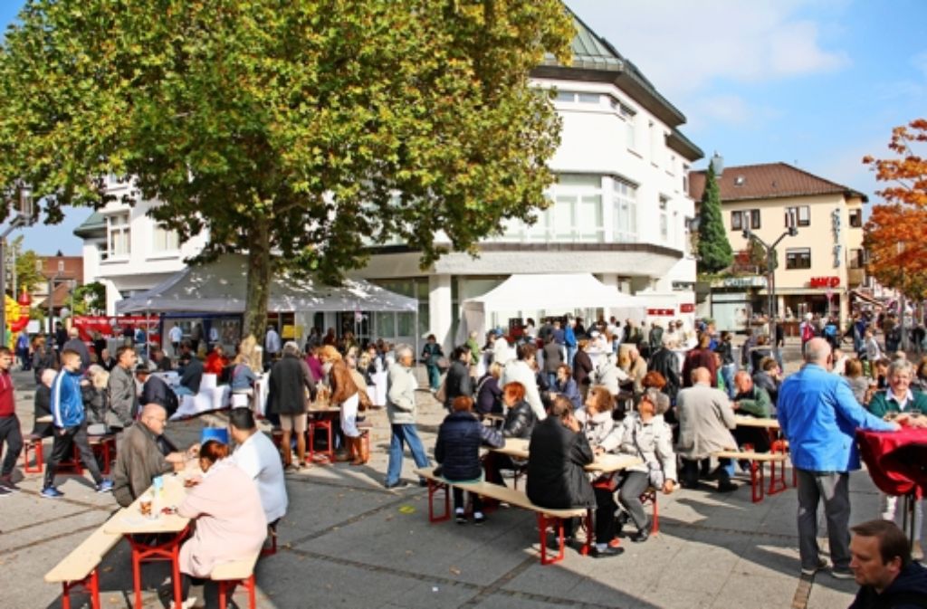 Zur Hocketse auf dem Löwen-Markt hatten die Weilimdorfer Geschäftsleute anlässlich des verkaufsoffenen Sonntags geladen.