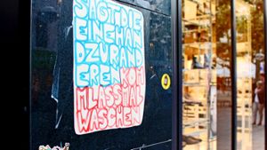 An der Königsstraße hängt seit Dienstag ein neues Plakat, das bereits einigen Passanten aufgefallen ist. Foto: Rebecca Beiter