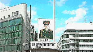 Am Checkpoint Charlie wimmelt es von Touristen. Foto: Diemar