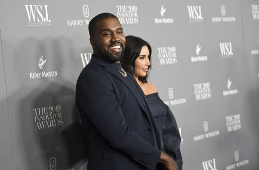 Ganz in schwarz präsentierten sich Kanye West und Kim Kardashian den Fotografen. Foto: dpa/Evan Agostini