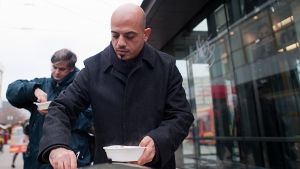 Der aus Syrien stammende Alex Assali kocht in Berlin für Obdachlose. Foto: dpa
