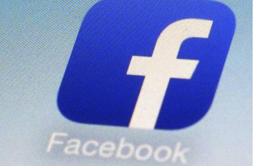 Facebook ist in den USA von der ehemaligen Mitarbeiterin eines Löschzentrums verklagt worden. (Symbolbild) Foto: AP