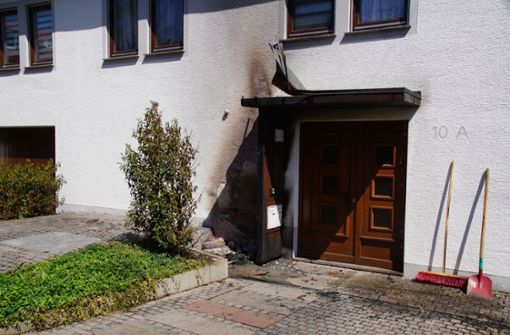 Die Fassade und das Vordach des Hauses sind beschädigt worden Foto: SDMG/SDMG / Boehmler