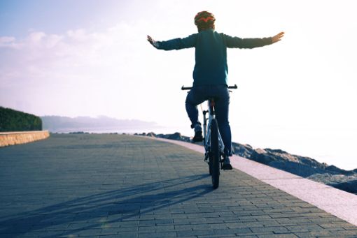 Körper und Seele in Balance: laut einer Studie wird beim gemäßigten Fahrradfahren mehr Körperfett abgebaut, als bei einem taffen Fitnesstraining.