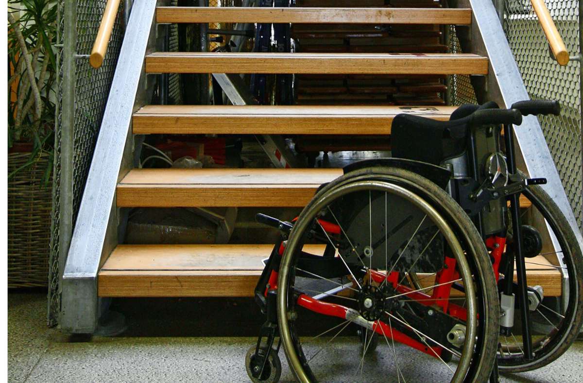 In  öffentlichen Gebäuden haben es Rollstuhlfahrer zuweilen nicht leicht.  Besonders in älteren Bauten fehlen Aufzüge oder sie sind schwer zu erreichen. Foto: Martin Braun