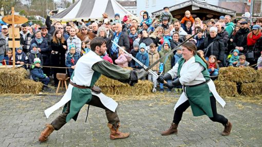 Die Mittelaltergruppe „Die Leitwölfe“ hat die Zuschauer mit Schwertkampfvorführungen  in den Bann gezogen. Foto: avanti/Ralf Poller