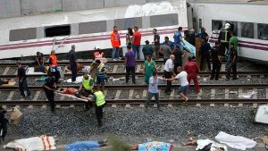 Bei einem der schlimmsten Unglücke in der spanischen Eisenbahngeschichte sind nach einer vorläufigen Bilanz 77 Menschen in den Tod gerissen worden. Etwa 130 Fahrgäste eines Schnellzugs wurden verletzt. Foto: AP/dpa
