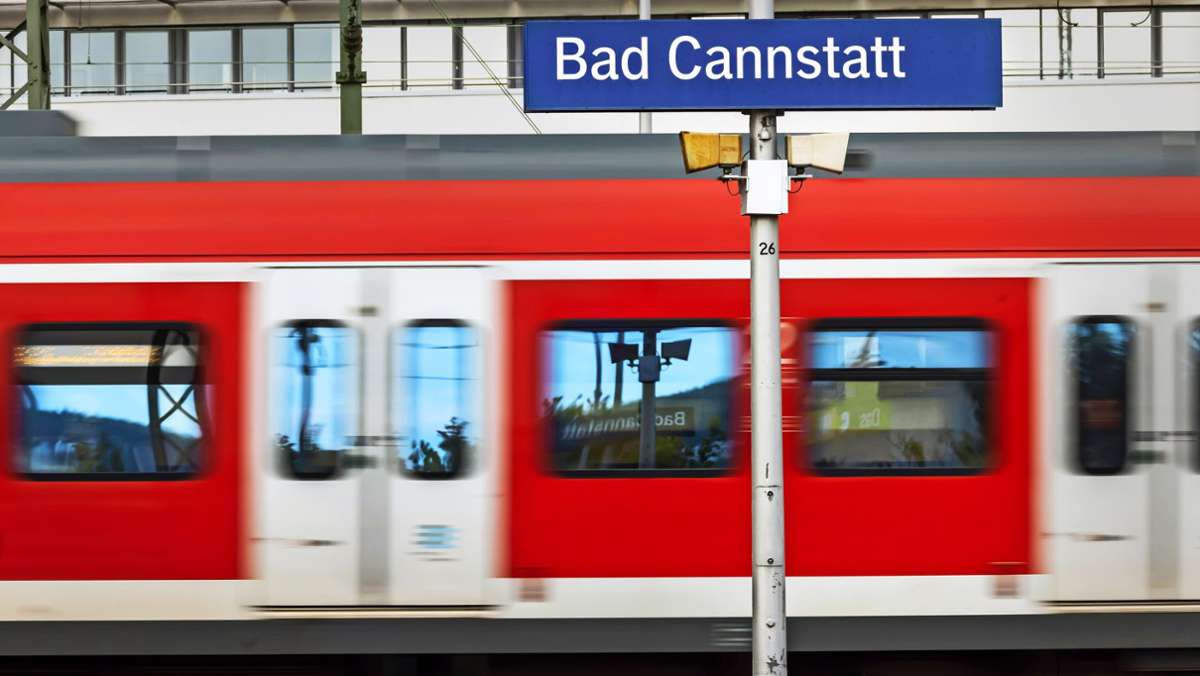 S 2 in Stuttgart: Fahrgäste in der S-Bahn mit Bierflasche beworfen