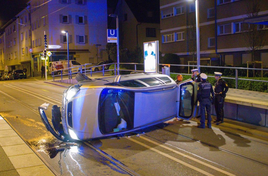 Ein 23 Jahre alter Autofahrer hat mit seinem Opel auf der Landhausstraße im Stuttgarter Osten einen Unfall verursacht.