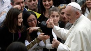 Papst gibt Eis an Obdachlose aus