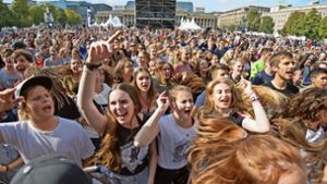 Tausende Jugendliche haben am zweiten Tag der Reformationsfeier am Sonntag den Schlossplatz  ­bevölkert – und alle waren bester Stimmung. Foto: Lichtgut / Oliver Willikonsky