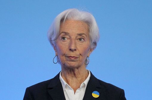 EZB-Chefin Christine Lagarde trägt aus Solidarität mit der Ukraine einen Button in deren Landesfarben. Foto: dpa/Daniel Roland