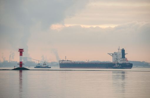 Das Frachtschiff «Cape Leonidas» lag auf der Elbe bei Kollmar (Schleswig-Holstein) mit einem Maschinenschaden vor Anker. Foto: dpa