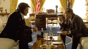 Popstar Elvis (Michael Shannon, links) und US-Präsident Nixon (Kevin Spacey) treffen bei Cola und Naschwerk im Oval Office aufeinander. Foto: Universum Film