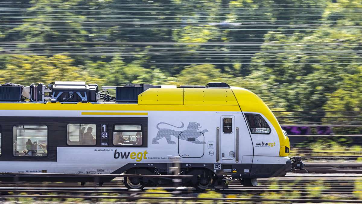 Aalen in Richtung Stuttgart: Unbekannte überqueren Gleise kurz vor fahrendem Zug