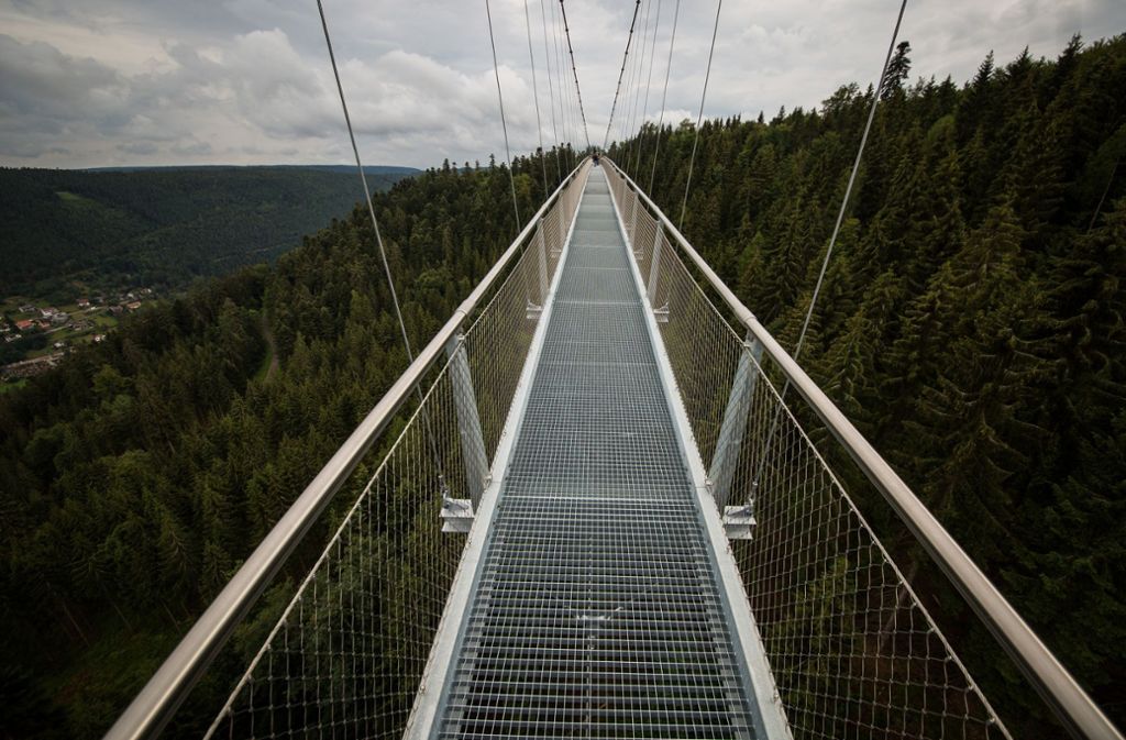 Die Brücke im Kurort Bad Wildbad (Kreis Calw) spannt sich 380 Meter über das Tal Bärenklinge...