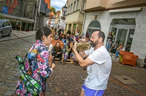 Mit Tanz auf der Straße zogen Elisa Medina und Nacho Cárcaba Passanten an. Foto: Roberto Bulgrin