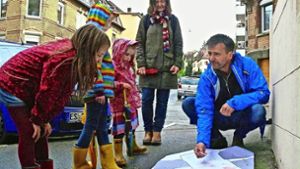 Der Architekt Thomas Frank spricht mit den Kindern über ihre Wünsche. Foto: Mostbacher-Dix