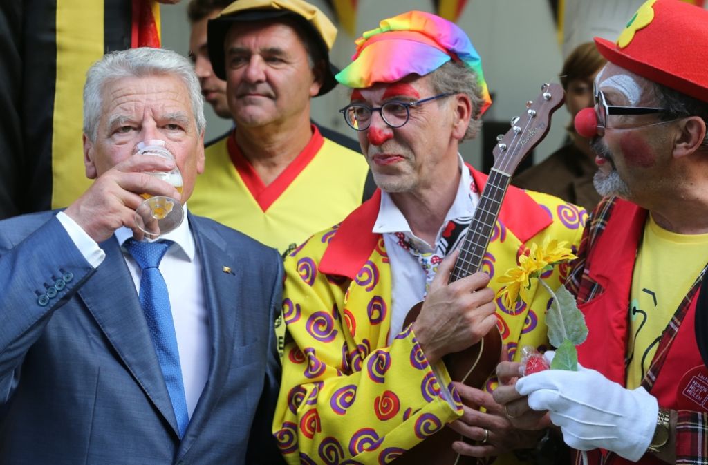 Am belgischen Stand erwartete den Bundespräsident ein Glas Bier.