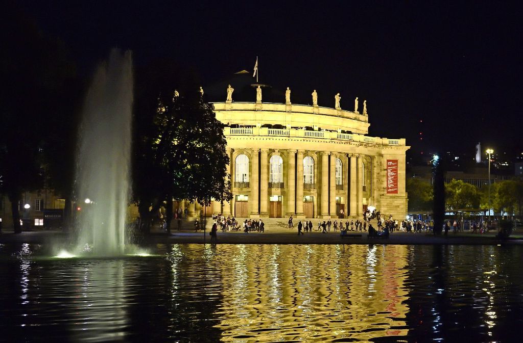 Der Eckensee vor der Oper: Entsteht die Interimsspielstätte über der Wasserfläche? Foto: dpa
