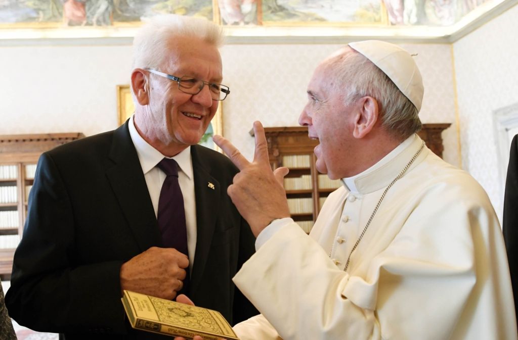 Päpstlicher Scherzkeks: Baden-Württembergs Ministerpräsdent Winfried Kretschmann wird am 2. September 2016 in Rom im Apostolischen Palast von Papst Franziskus zu einer Privataudienz empfangen.