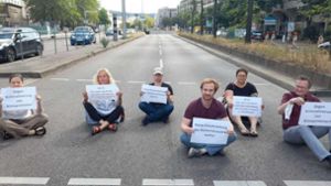 Stadträtinnen und -räte des Linksbündnisses haben die B 14 blockiert – als Protest gegen eine  Verfügung, die Klebeaktionen verbietet. Foto: /Die Fraktion