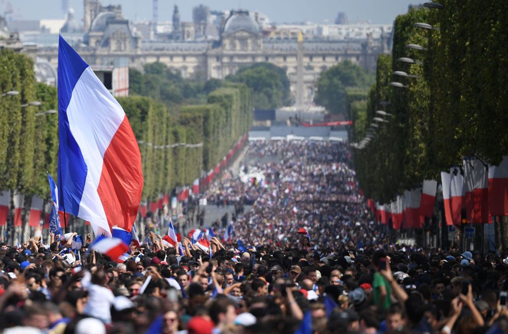 Die Champs-Elysées ist komplett in den französischen Nationalfarben gehüllt. Foto: POOL
