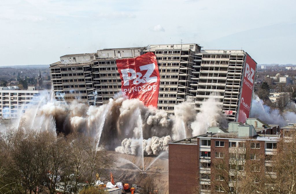Mit einem lauten Knall wurde der “Weiße Riese“ in Duisburg gesprengt