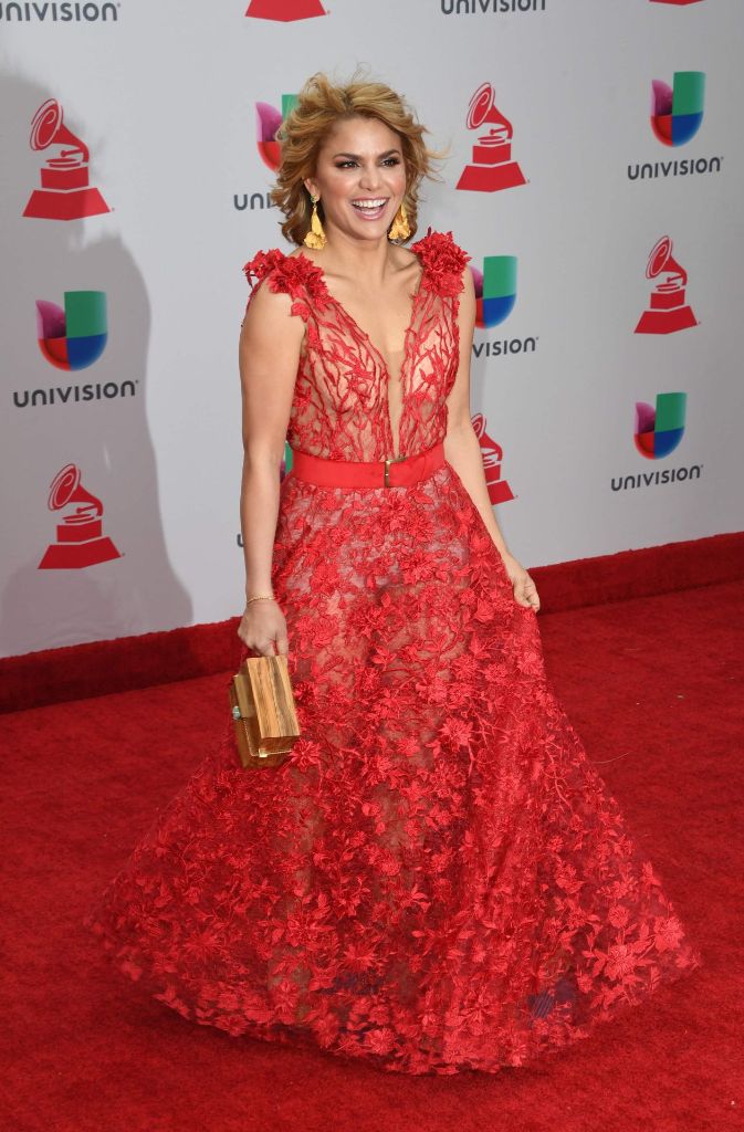 Passend zum roten Teppich: Die Sängerin Adriana Lucia im feuerroten Kleid.