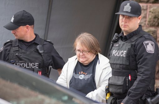 Die 49 Jahre alte Krankenschwester wird von der Polizei in der kanadischen Provinz Ontario abgeführt. Sie soll acht Menschen ermordet haben. Foto: The Globe and Mail