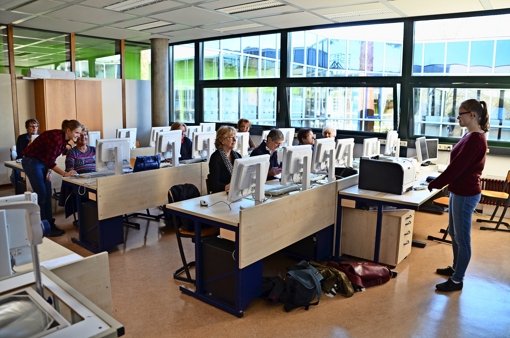 Am GSG unterrichten Schüler Senioren, etwa im Umgang mit Computern. Foto: S. Hintermayr