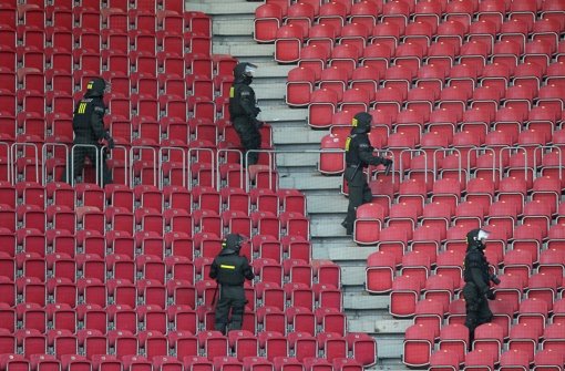 Polizisten im Fußballstadion Foto: dpa