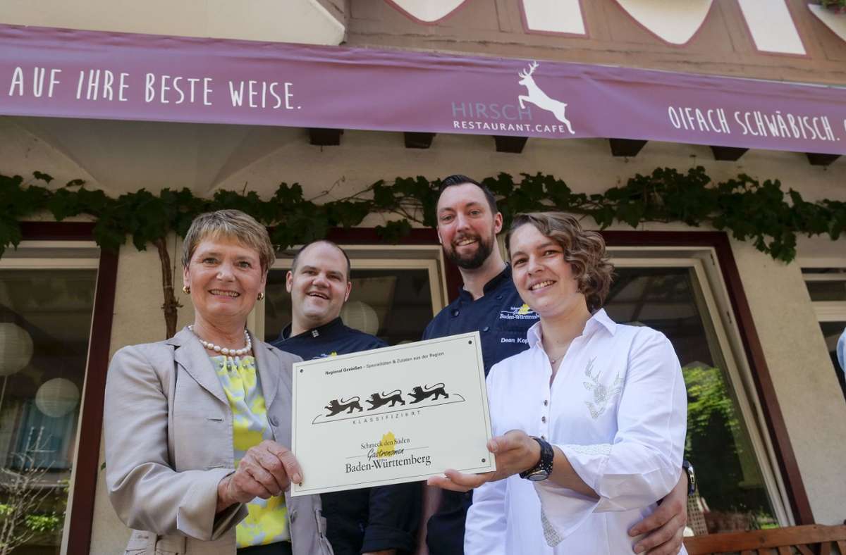 Das Restaurant Café Hirsch in Besigheim hat die  höchste „Schmeck-den-Süden“-Auszeichnung bekommen. Im Bild:  Staatssekretärin Friedlinde Gurr-Hirsch  mit  Markus Koppe, Dean Koppe und  Sarah Koppe vom „Hirsch“-Team.