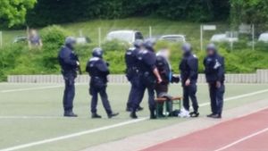 Martialisch ausgerüstete Polizisten kontrollieren an der Karl-Euerle-Halle einen Mann – er hat das Pech, ähnlich gekleidet zu sein wie ein Gesuchter. Foto: privat