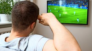 Stundenlanges Fernsehen ist ungesund – auch wenn dort gerade ein Sportereignis übertragen wird. Foto: Colourbox