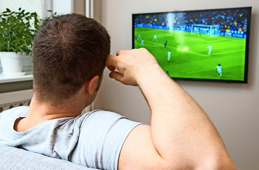 Stundenlanges Fernsehen ist ungesund – auch wenn dort gerade ein Sportereignis übertragen wird. Foto: Colourbox