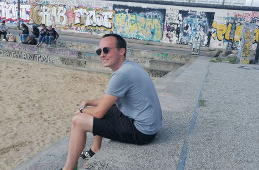 Der 24-jährige Kevin Moutardier kommt aus der Normandie und besichtigt die East Side Gallery in Berlin. Foto: Siebenrock/StZ