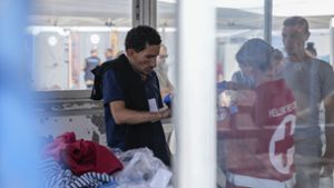 Freiwillige kümmern sich um die Überlebenden des Bootsunglücks in Griechenland. Foto: dpa/Thanassis Stavrakis