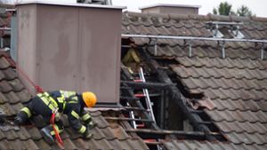Durch den Brand im Dachstuhl entstand ein Schaden von 50.000 Euro. Foto: Andreas Rosar Fotoagentur-Stuttg