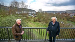 Jörg Stötzer (links) und Andreas Sättele über dem Neckarvorland, das sie mit der Landesgartenschau 1998 geschaffen haben. Dass das Land in der sensiblen Uferzone die Radpiste   bauen will, macht sie fassungslos. Foto: Roberto Bulgrin
