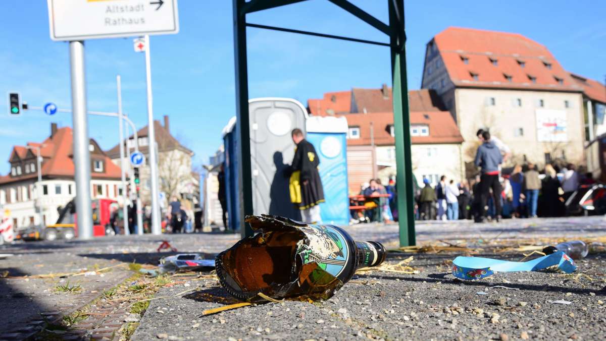Böblinger Rosenmontagsumzug: Fasnet-Besucher  halten die Polizei auf Trab