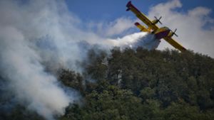 Ein Canadair Löschflugzeug versucht in der Nähe des Vesuv bei Neapel einen Waldbrand zu löschen Foto: ANSA/AP