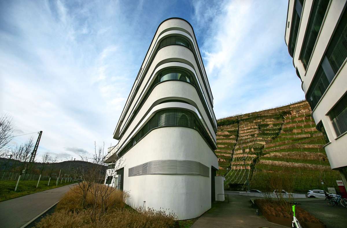 Moderne Architektur vor den Esslinger Steillagen: das Gebäude der Südwestmetall in der Mettinger Straße