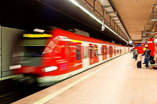 Die Landkreise um Stuttgart halten es für möglich, dass bei einer Taktverdichtung das Problem der Unpünktlichkeit der S-Bahnen in der Region    noch größer wird. Foto: dpa