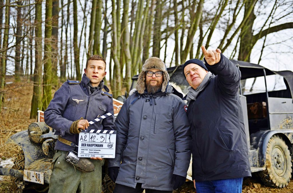 Robert Schwentke (Mitte) beim Dreh des Films „Der Hauptmann“ mit Hauptdarsteller Max Hubacher (links) und Kameramann Florian Ballhaus