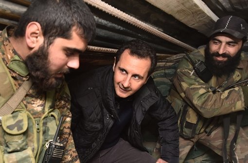 Um den IS zu bekämpfen, kann sich Frankreichs Präsident Hollande auch eine Zusammenarbeit mit den Truppen des syrischen Machthabers al-Assad (Mitte) vorstellen. Foto: dpa