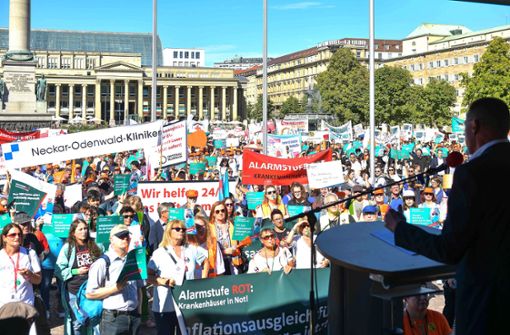Demonstration von Klinikbeschäftigten auf dem Schlossplatz Foto: Lichtgut/Max Kovalenko