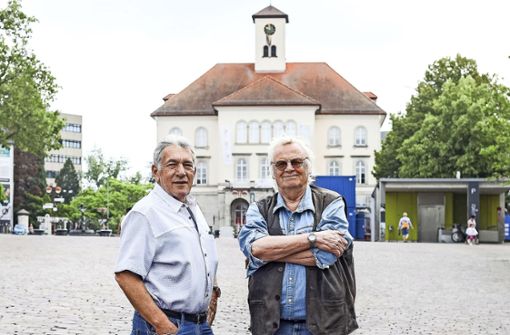 Jürgen Stauch (links) und Klaus Philippscheck vor der Galerie Stadt Sindelfingen. Dort ist aktuell  noch der i-Punkt zu finden. Foto: Eibner // Bürke